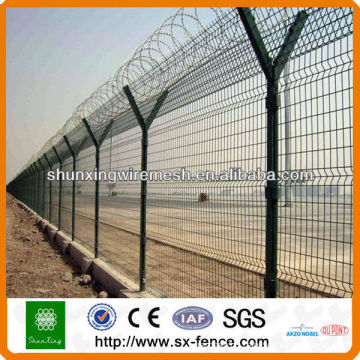 Airport barbed wire mesh fence with free sample (factory ISO9001)